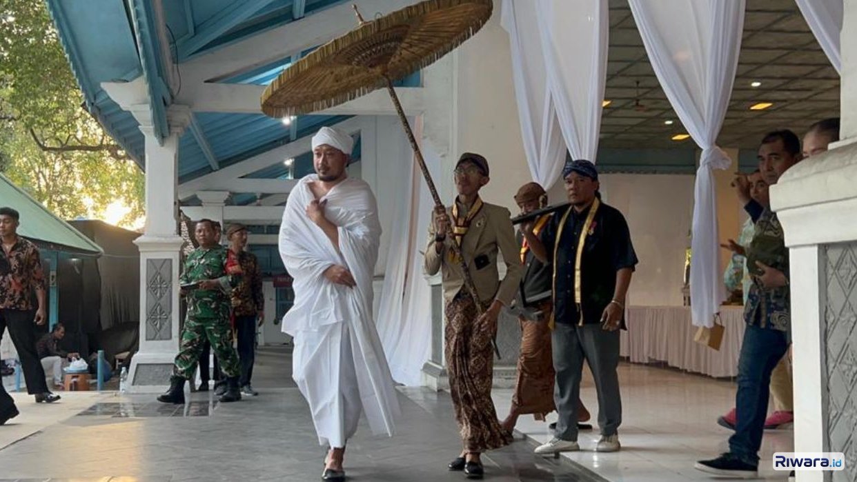 Pakoe Boewono XIV atau PB XIV menjalani prosesi adat ruwatan